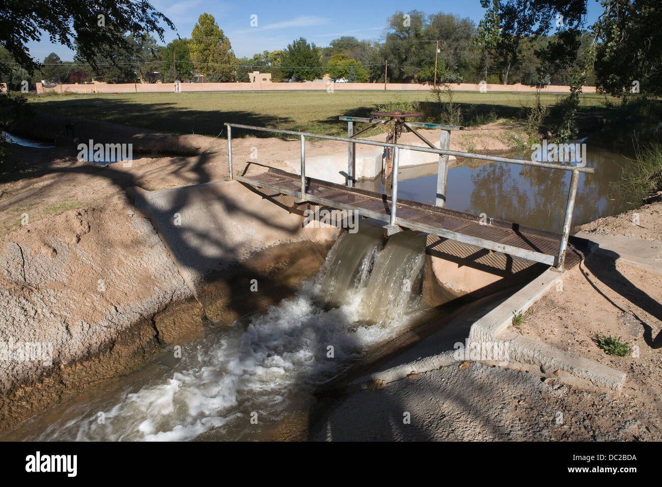 Ein Tor auf einen Acequia oder Bewässerung Graben in South Valley, Albuquerque, NM. Foto von Janet Worne. Stockfoto