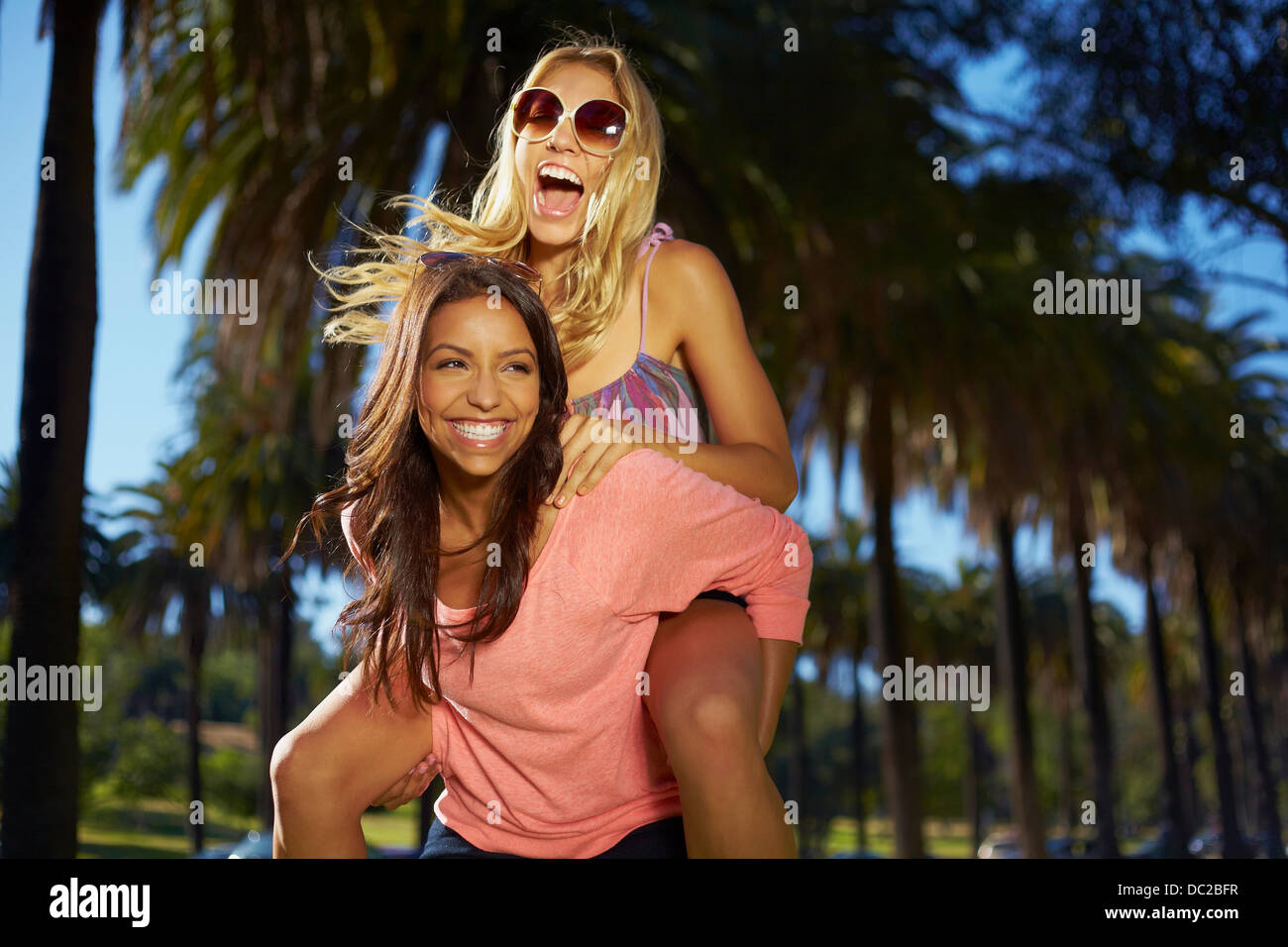 Frauen, die Wiedergabe von piggy Stockfoto