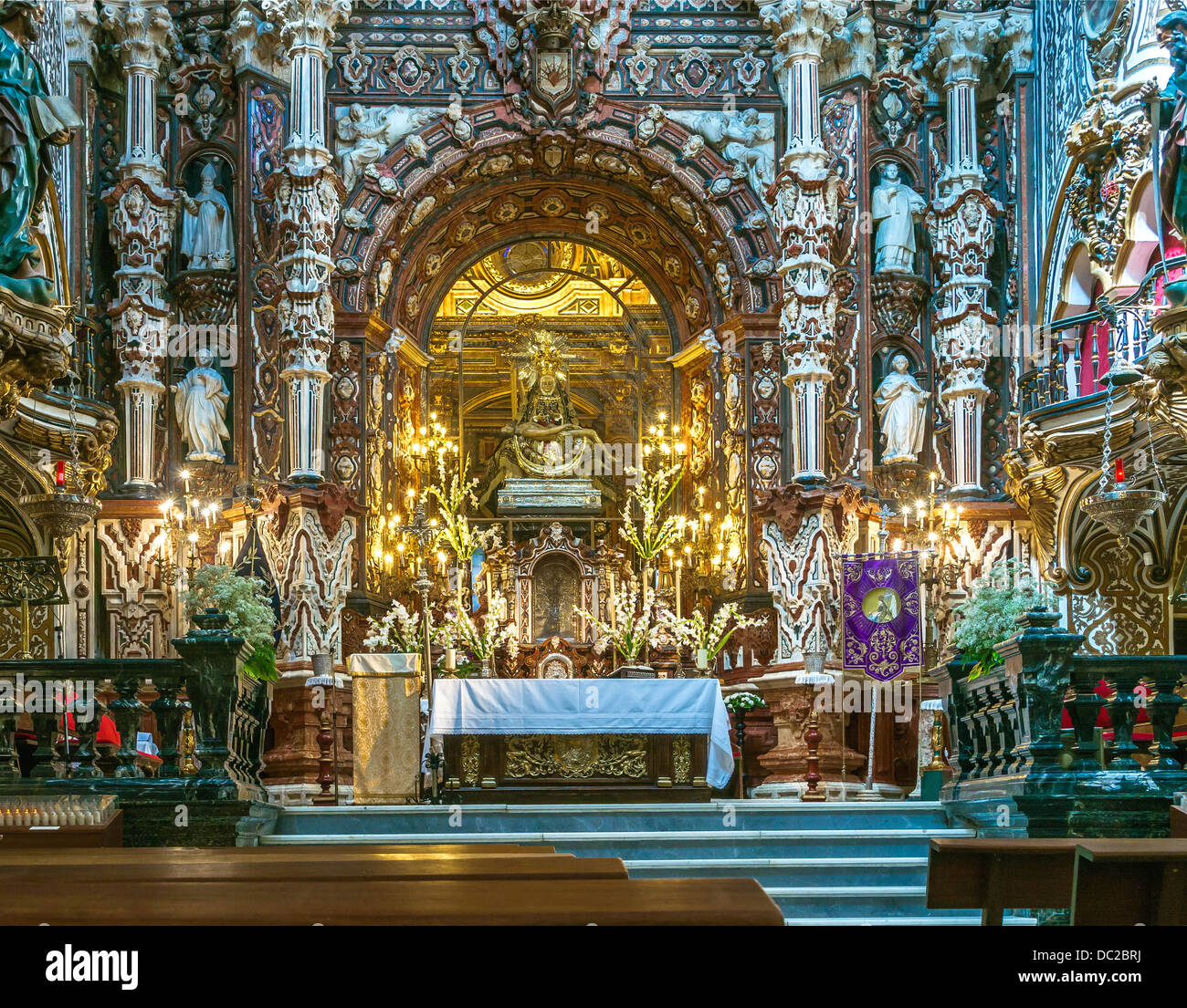 Der Chor der Basilika Nuestra Señora de Las Angustias. Hinter einem Glas, das berühmte Pietà, Schutzpatron der Stadt. Granada, Spanien Stockfoto