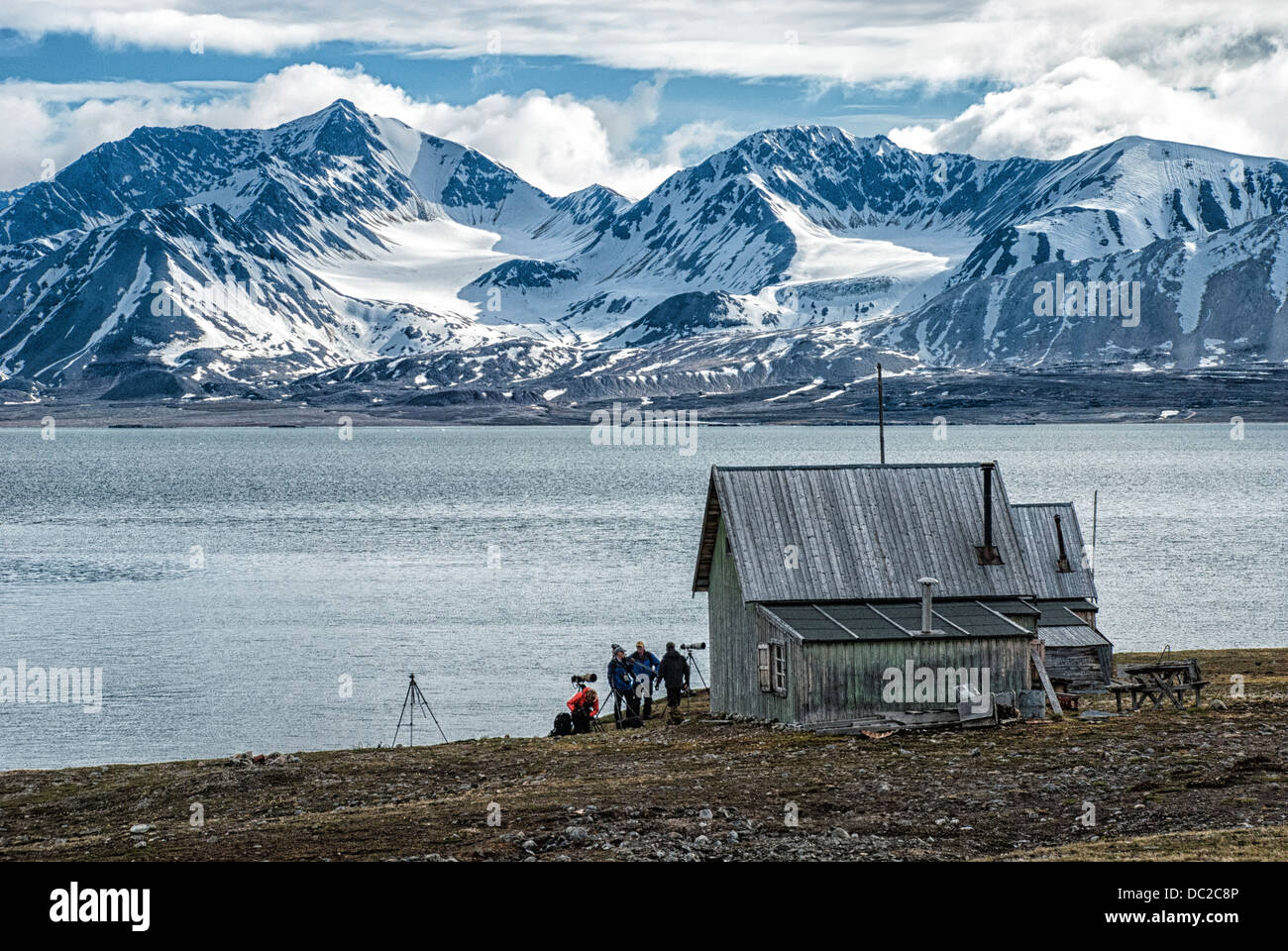 Touristischen Fotografen am Camp Mansfield, eine verlassene Marmor-Steinbruch, Blomstrandhalvoya, Spitzbergen, Svalbard-Archipel, Norwegen Stockfoto