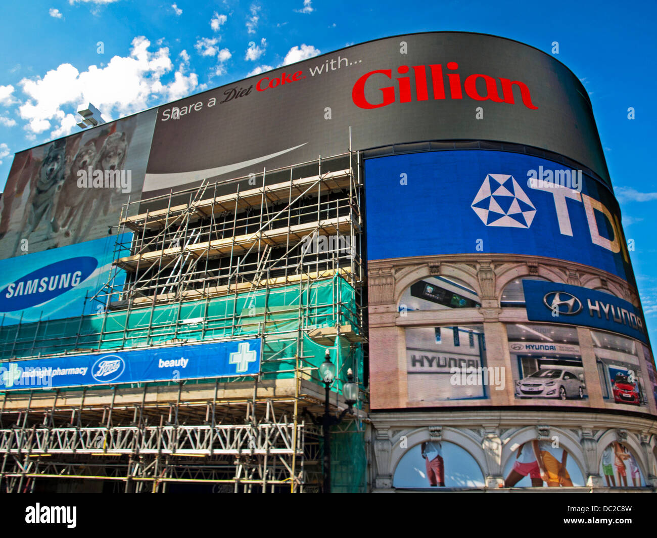 Plakate und Werbung am Piccadilly Circus, London, England, Vereinigtes Königreich Stockfoto