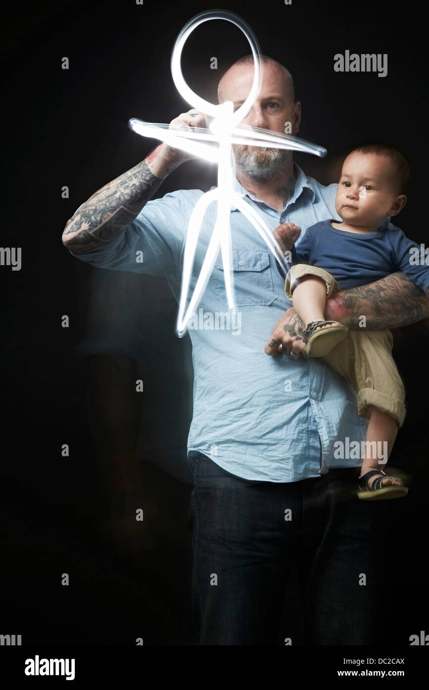 Menschen zeichnen, Baby im Arm zu unterhalten Stockfoto