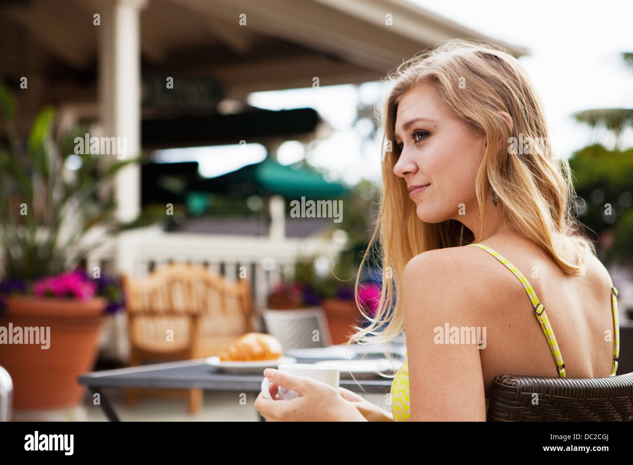 Frau im Straßencafé entspannen Stockfoto