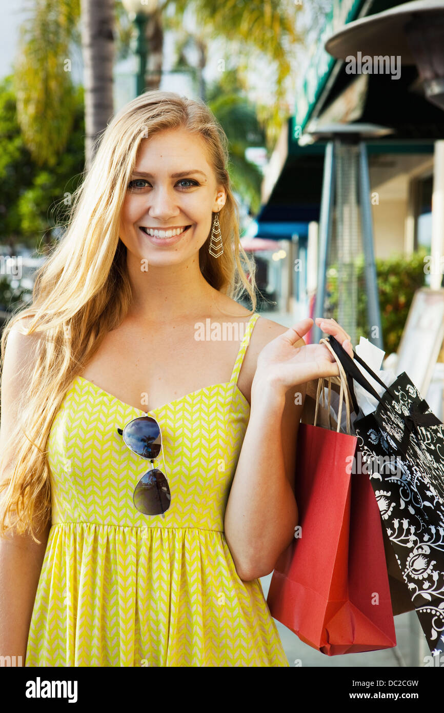 Glückliche Frau mit Einkaufstüten Stockfoto