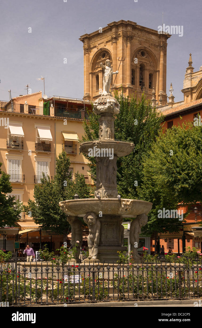 Plaza Bib-Rambla, Brunnen von Neptun, ein Turm der Kathedrale im Hintergrund. Granada, Spanien Stockfoto