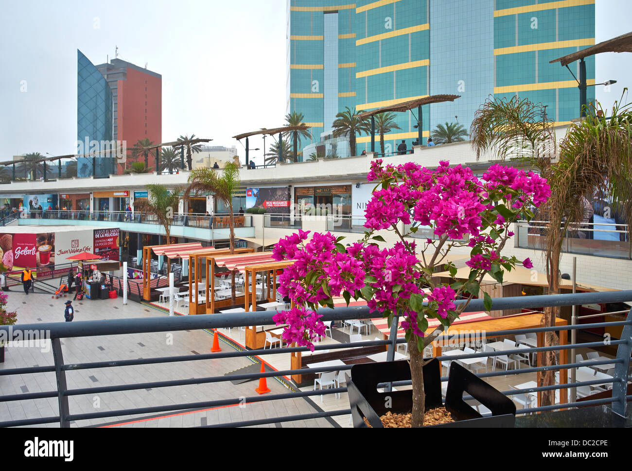 Einkaufszentrum Larcomar an Malecón Cisneros auf den Klippen von Miraflores. Lima, Peru. Stockfoto