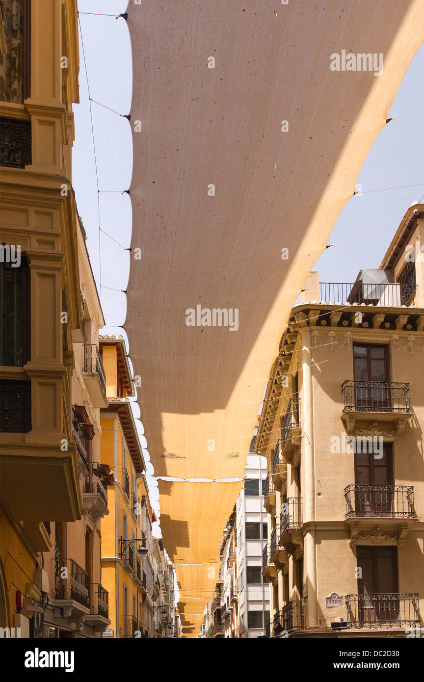 Calle de Los Mesones, einer Straße, geschützt vor der Sonne, Granada, Spanien Stockfoto