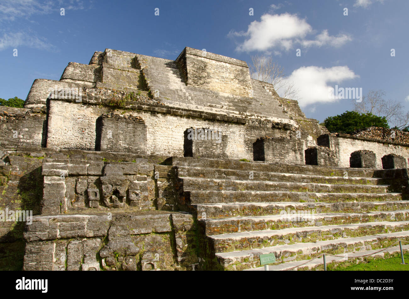 Belize, Altun Ha. Ruinen der Maya-Kultstätte. Platz B, Tempel der Freimaurerei Altäre (aka Tempel des Sonnengottes). Stockfoto