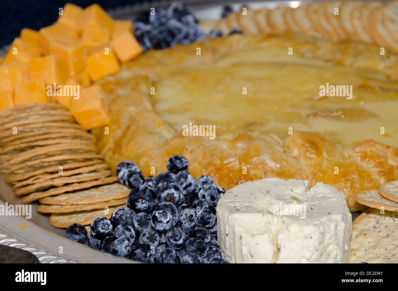 Belize. Tablett mit Vorspeisen wie Heidelbeeren, gebackenen Brie, Cheddar-Käse und Cracker. Stockfoto