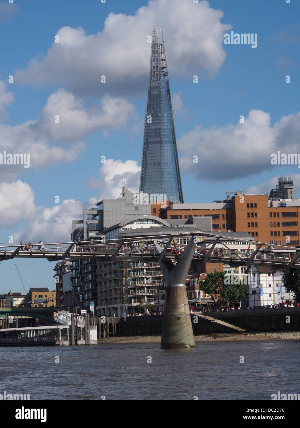 London, Millennium Bridge und Shard Wolkenkratzer Stockfoto
