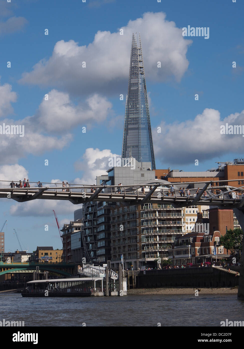 London, Millennium Bridge und Shard Wolkenkratzer Stockfoto