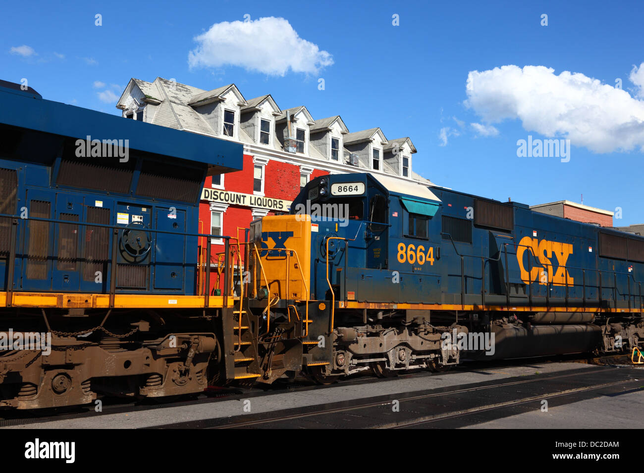 CSX Diesel Zugnummer 8664 auf ehemaligen Baltimore und Ohio Eisenbahn vorbei Rabatt Spirituosengeschäft, Cumberland, Maryland, USA Stockfoto