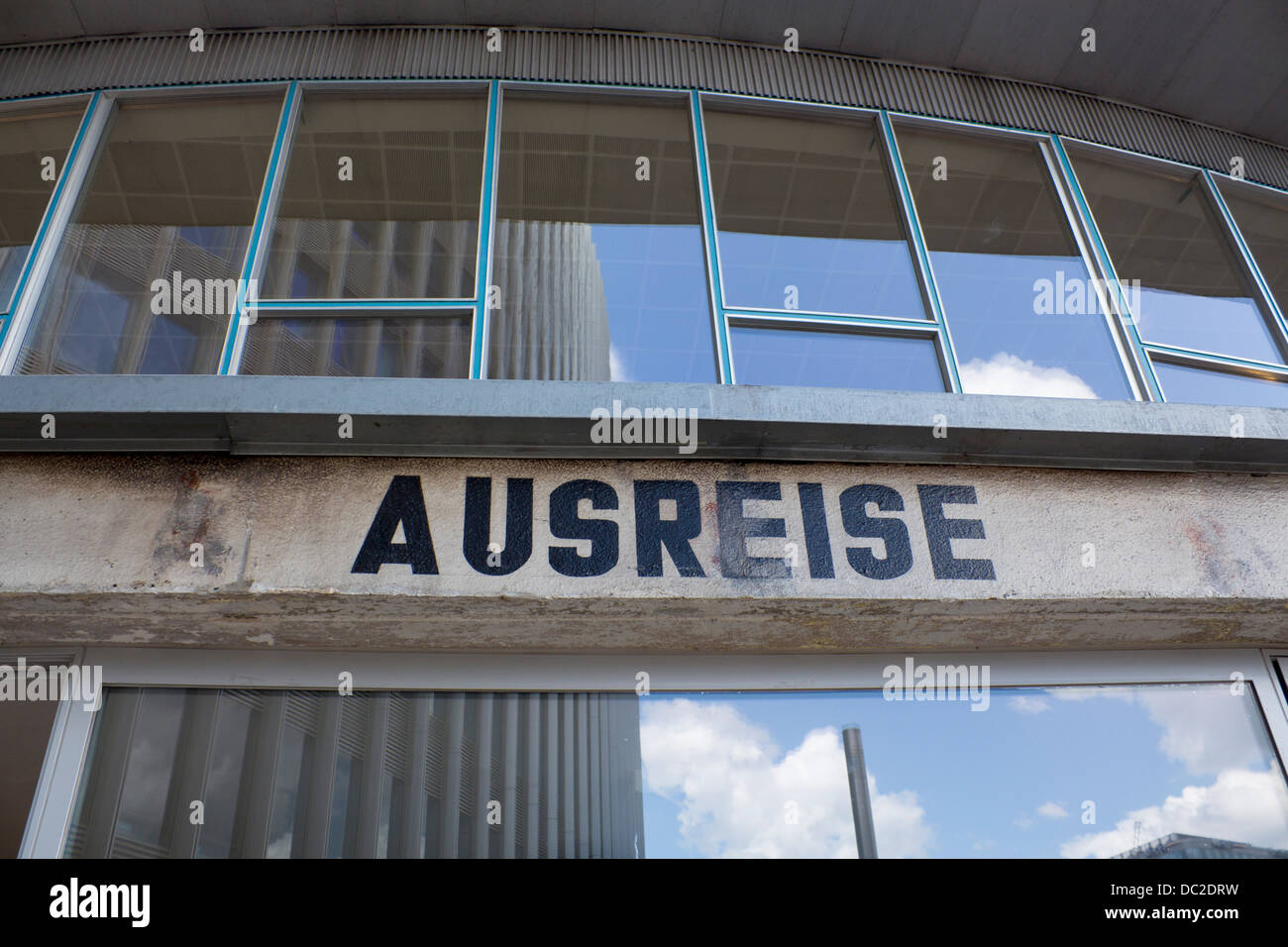 Ausreise Abfahrten unterzeichnen Tränenpalast Palast von Tränen ehemalige Grenze überqueren Punkt Friedrichstraße Mitte Berlin Deutschland Stockfoto