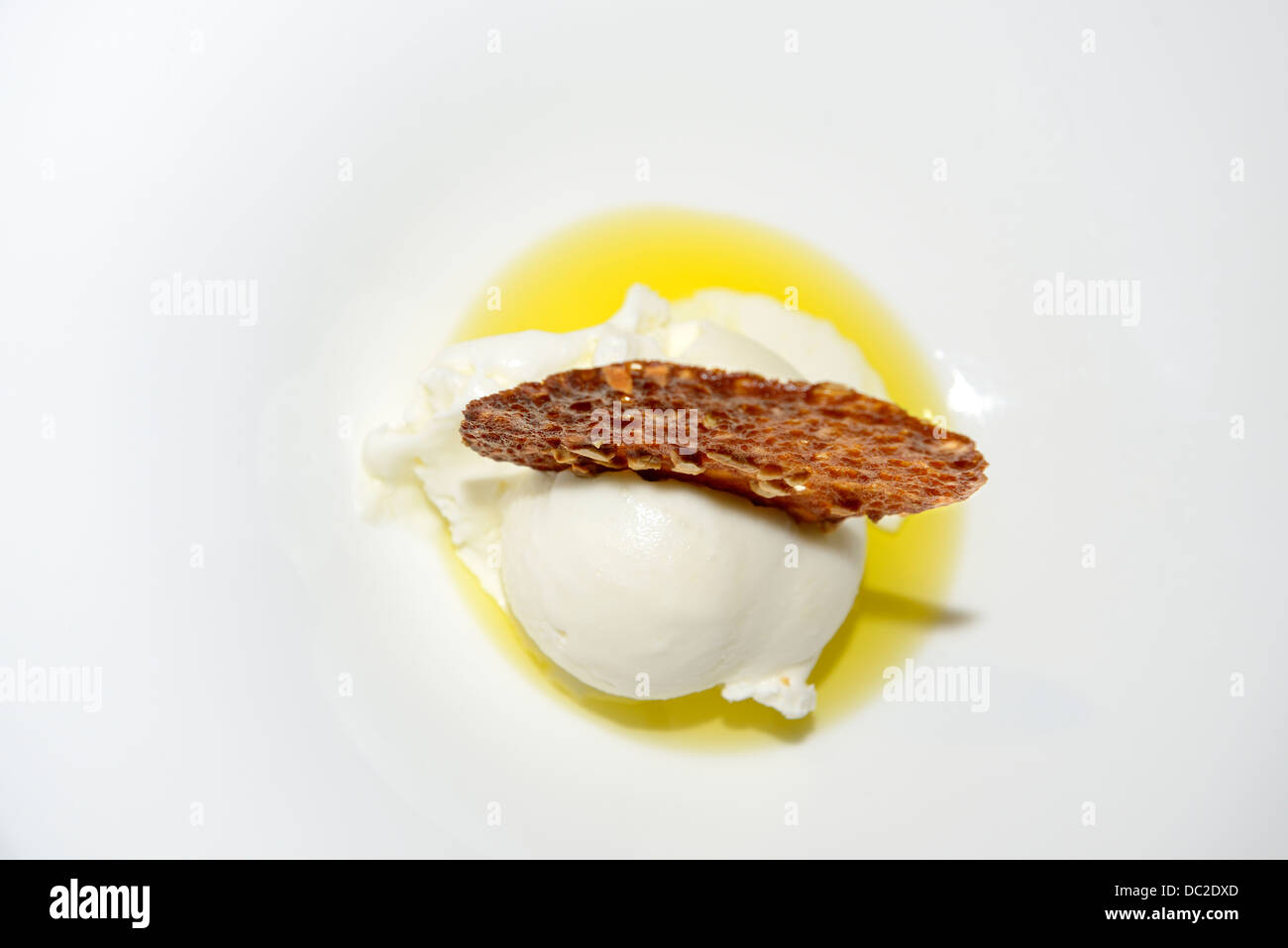 Der Lemon Ice Cream Dessert mit Arbequina Öl und Knäckebrot Stockfoto