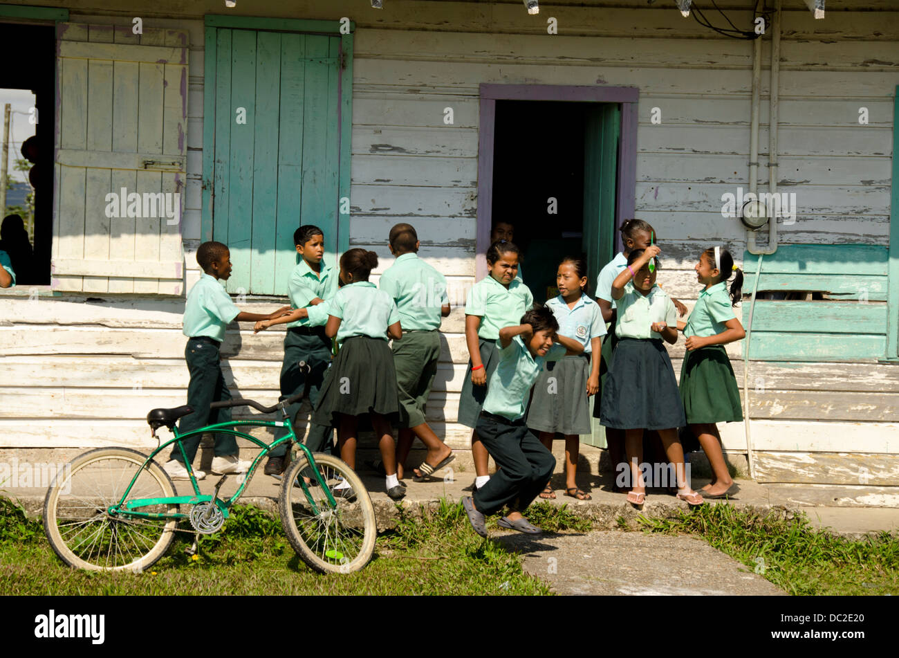 Belize, Toledo District, Punta Gorda. St. Peter Claver Schule, Grundschule Kinder in traditionellen Uniformen. Stockfoto
