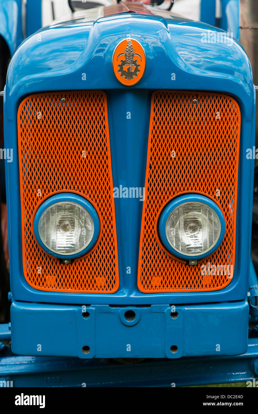 Grill und Lichter von einem Oldtimer Fordson-Traktor Stockfoto