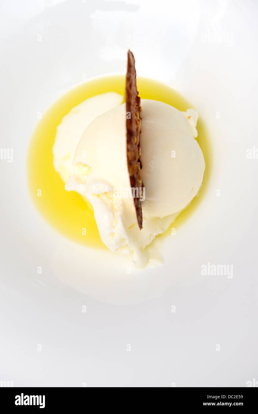 Der Lemon Ice Cream Dessert mit Arbequina Öl und Knäckebrot Stockfoto