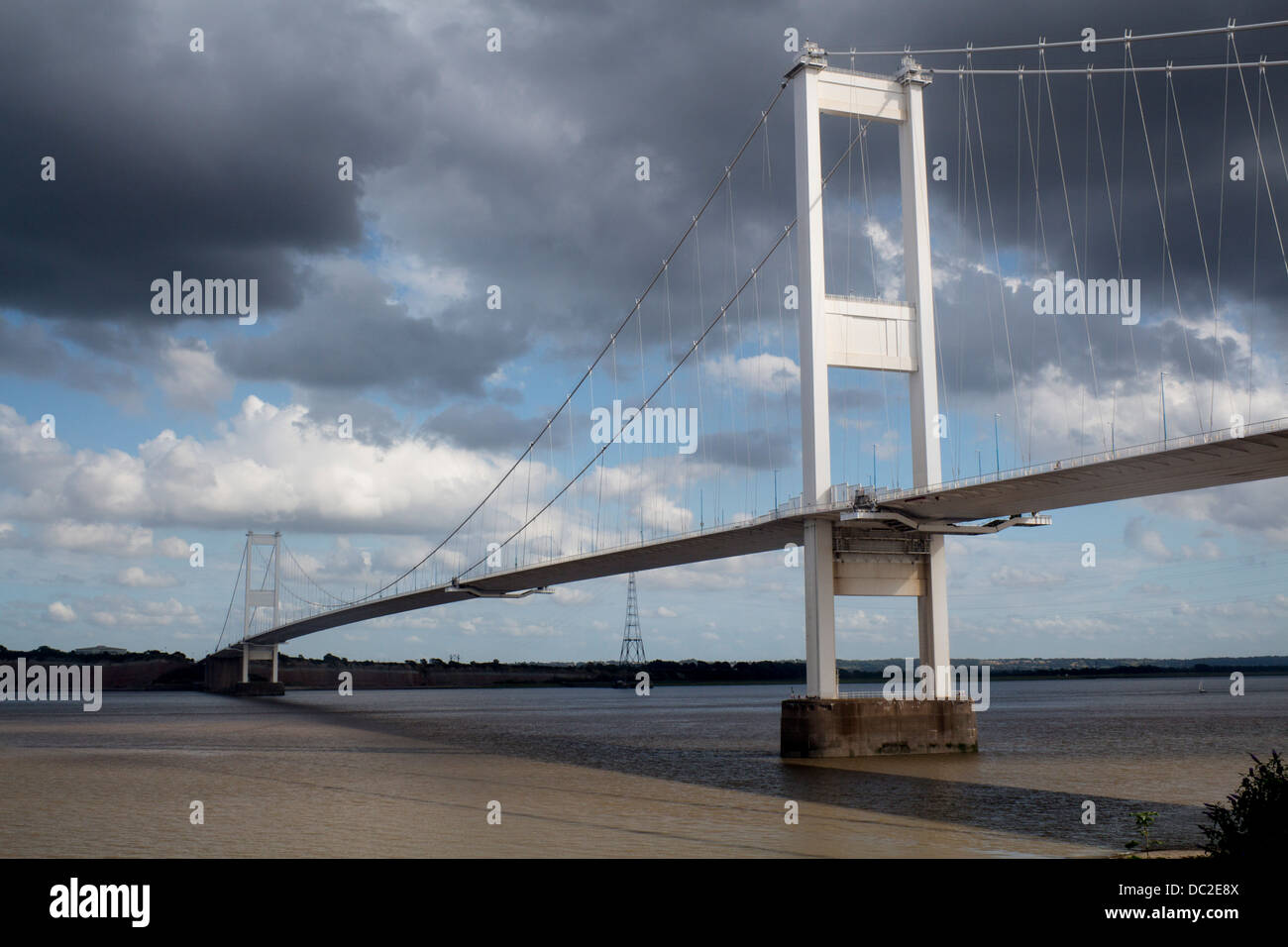 Alten Severn-Brücke in dramatischen Licht mit stürmischen Himmel nahe Chepstow South Wales UK Stockfoto