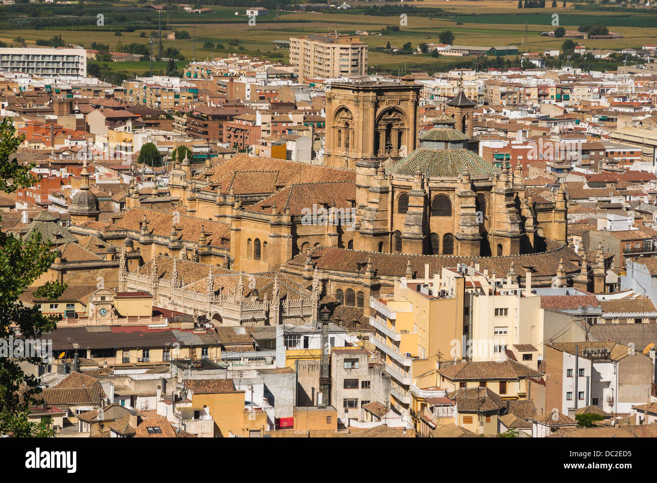 Kathedrale und königliche Kapelle, gesehen vom Alhambra, Granada, Spanien. Stockfoto