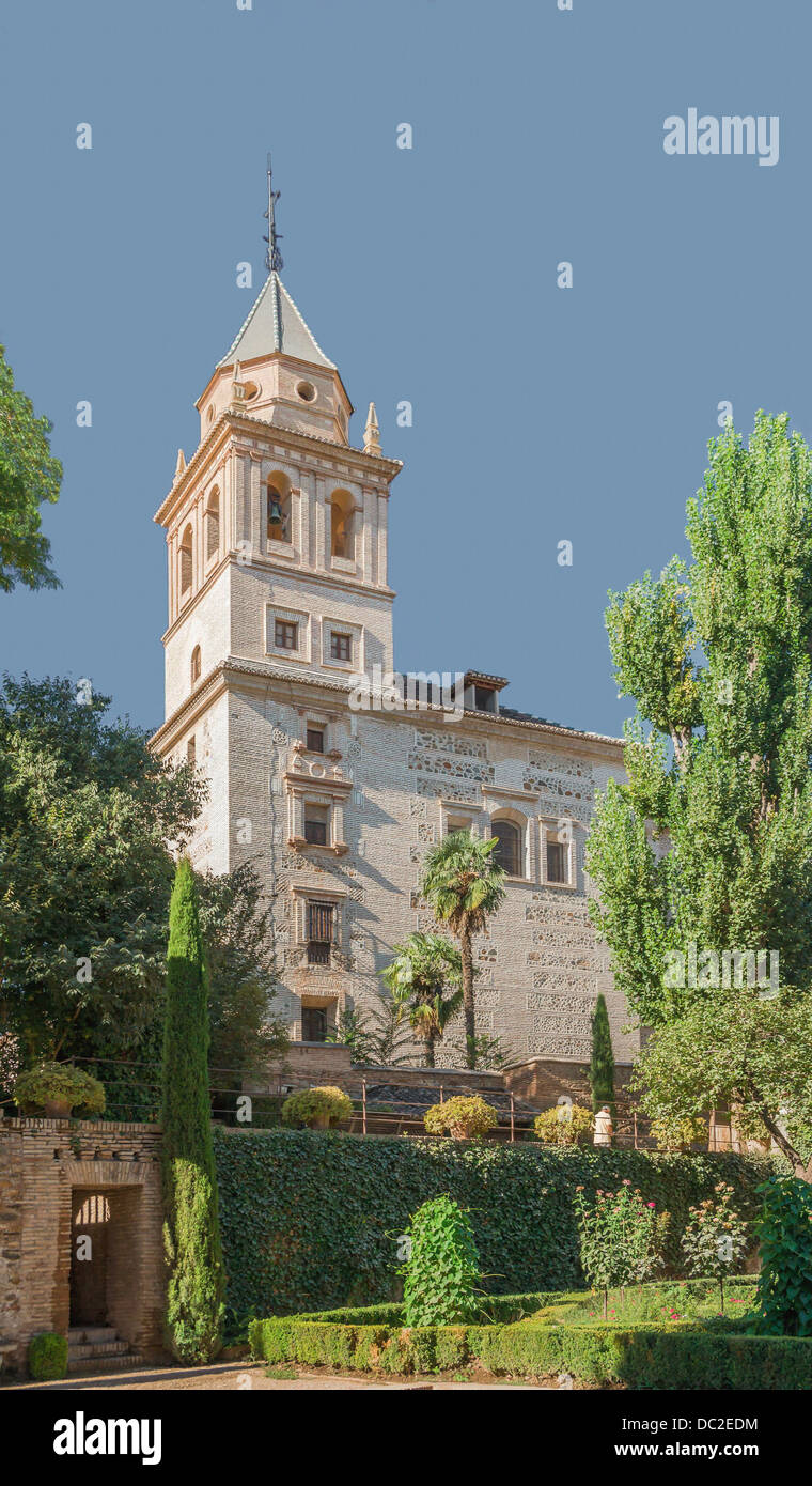 Die Kirche Santa Maria De La Alhambra, von den Partal Gardens, Granada, Spanien. Stockfoto