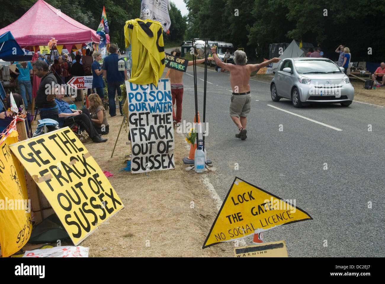 Anti-Fracking UK. Menschen protestieren gegen Cuadrilla Resources, ein Öl- und Gasexplorations- und -Förderunternehmen, das Pläne hat, in Balcombe West Sussex England 2010er 2013 HOMER SYKES zu Frack Stockfoto