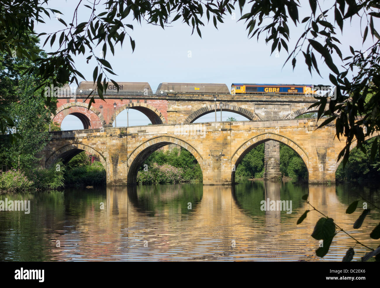 Kohle-Güterzug Kreuzung Viadukt über den Fluss Tees bei Yarn in der Nähe von Stockton on Tees, Nord-Ost-England, UK Stockfoto