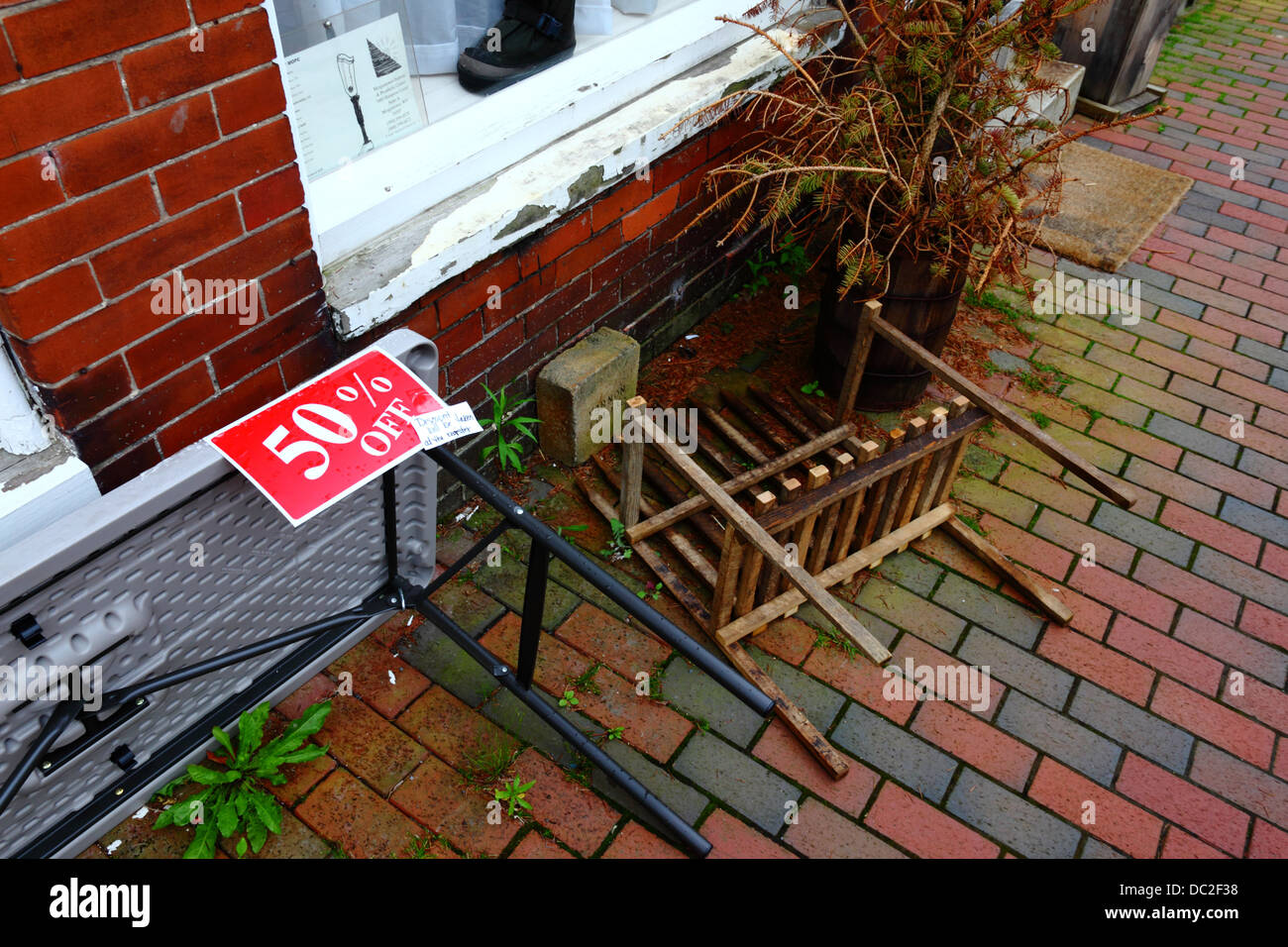 Zeichen mit 50 % Rabatt auf außen Trödelladen, Oakland, Garrett County, Maryland, Vereinigte Staaten von Amerika Stockfoto