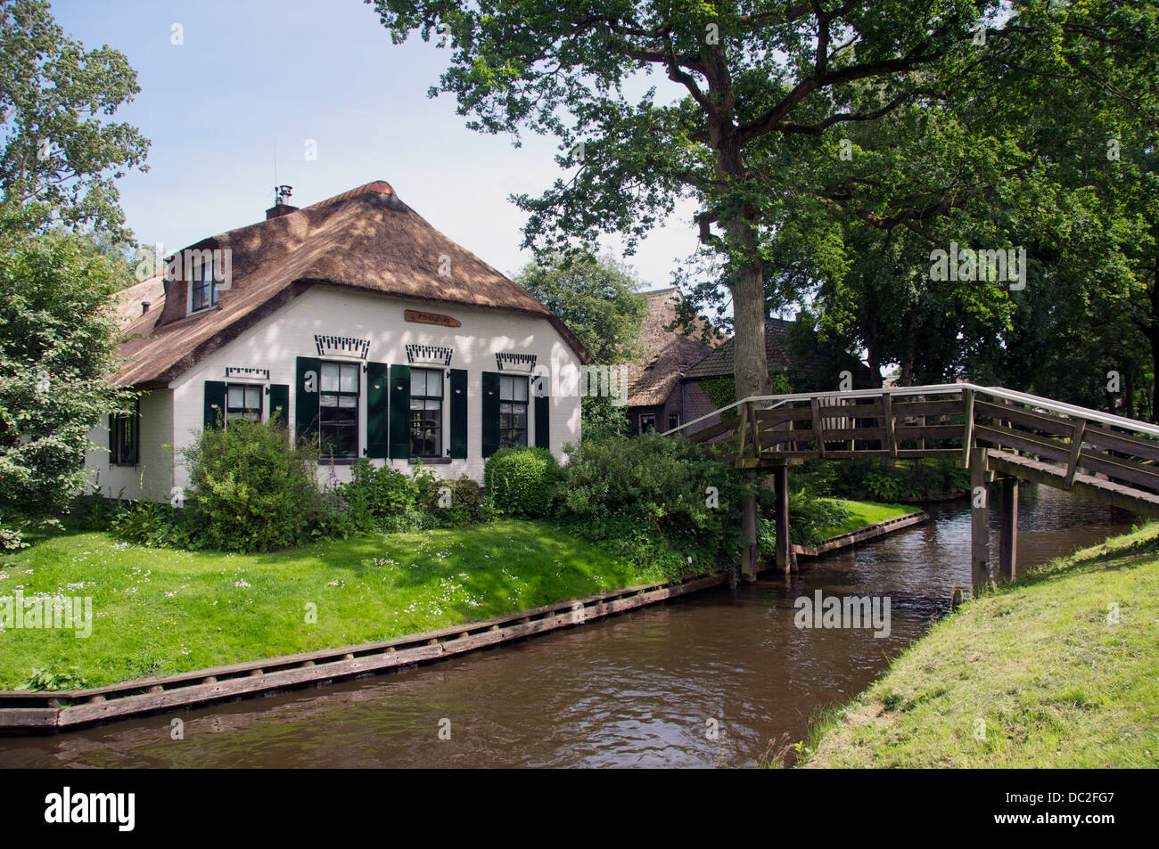 Haus am Wasser und Kanal Giethoorn Holland Stockfoto