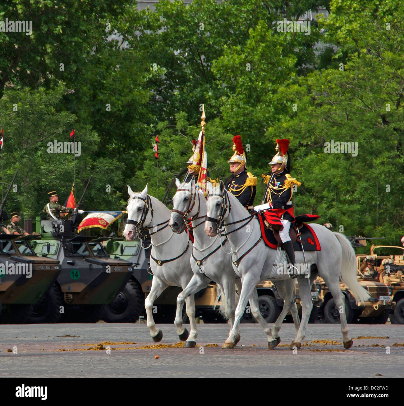 Während der Militärparade am 14. Juli 2012 in Paris mit dem Kavallerieregiment Garde Républicaine auf dem Charles-de-Gaulle-Platz. Stockfoto