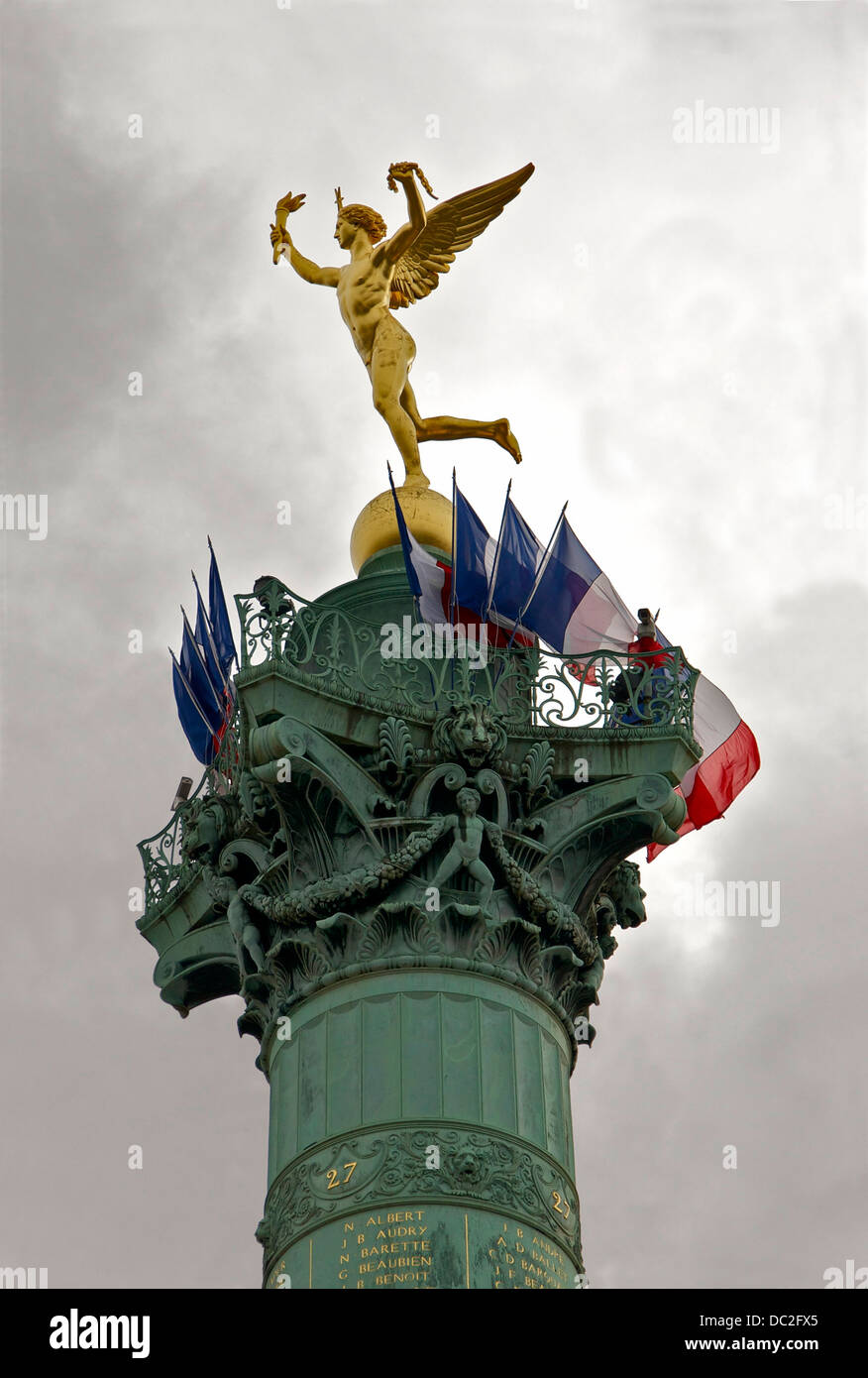 Die Statue Genius of Liberty, die sich am Place de la Bastille in Paris befindet, steht auf der Julisäule. Dieses Denkmal erinnert an die Französische Revolution und den Sturm auf die Bastille, ein Symbol für Freiheit und Revolution. Stockfoto