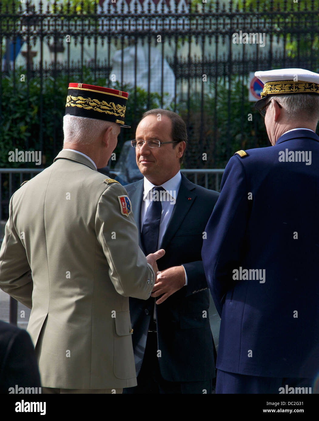 Der französische Präsident François Hollande im Gespräch mit Général d'Armée Bruno Dary, militärische Gouverneur von Paris (links) und Admiral E Stockfoto