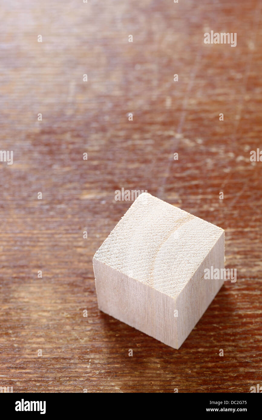 Holzspielzeug-Block auf Holztisch Stockfoto