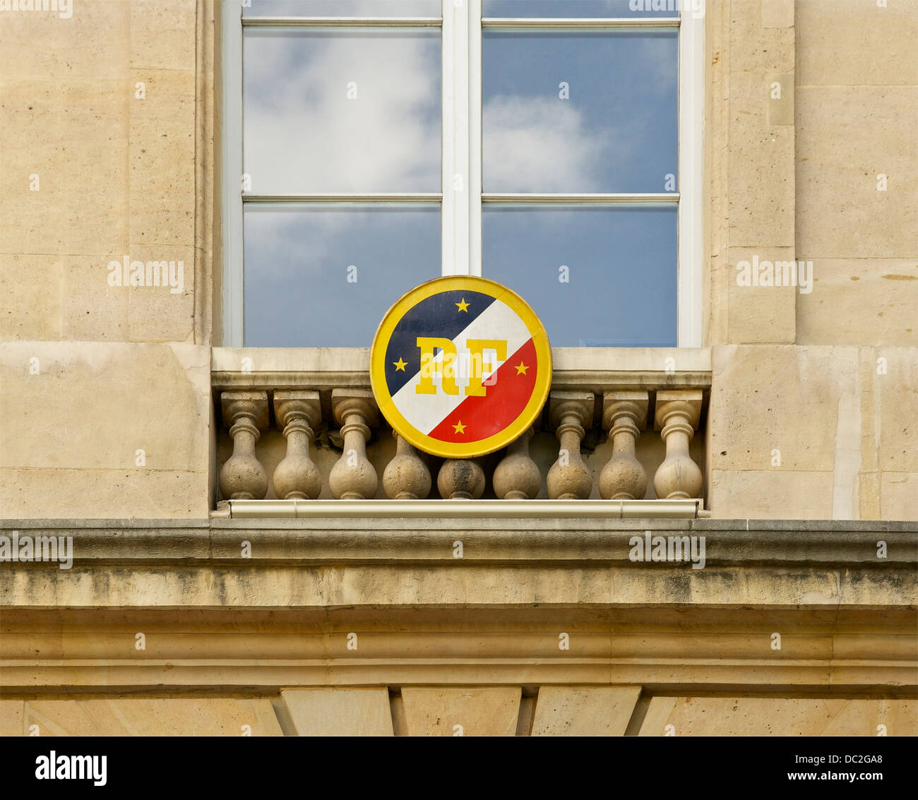 Ein Rondell mit den Farben und Monogramm der französischen Republik, an einem Fenster des Collège de France in Paris, Frankreich. Stockfoto