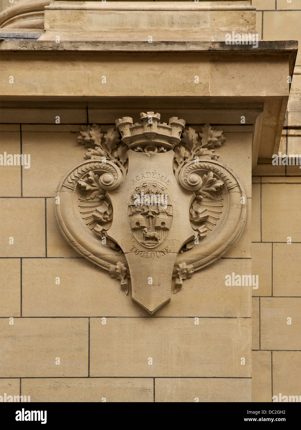 Das Wappen der Akademie von Toulouse, an einer Wand an der Sorbonne in Paris, Frankreich. Stockfoto