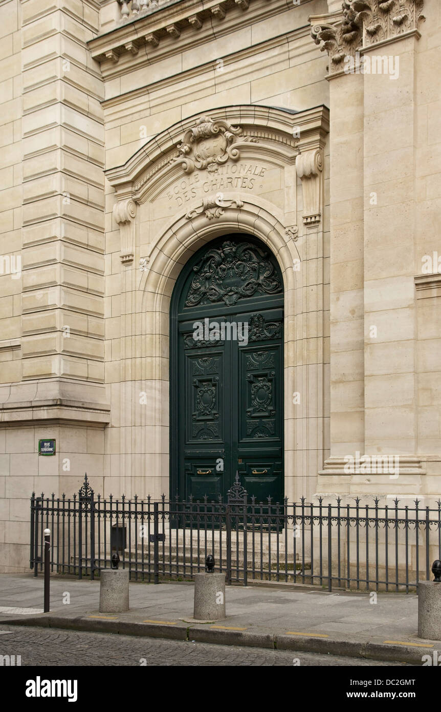 Der Haupteingang von der Ecole Nationale des Chartes an der Sorbonne Universität in Paris, Frankreich. Stockfoto