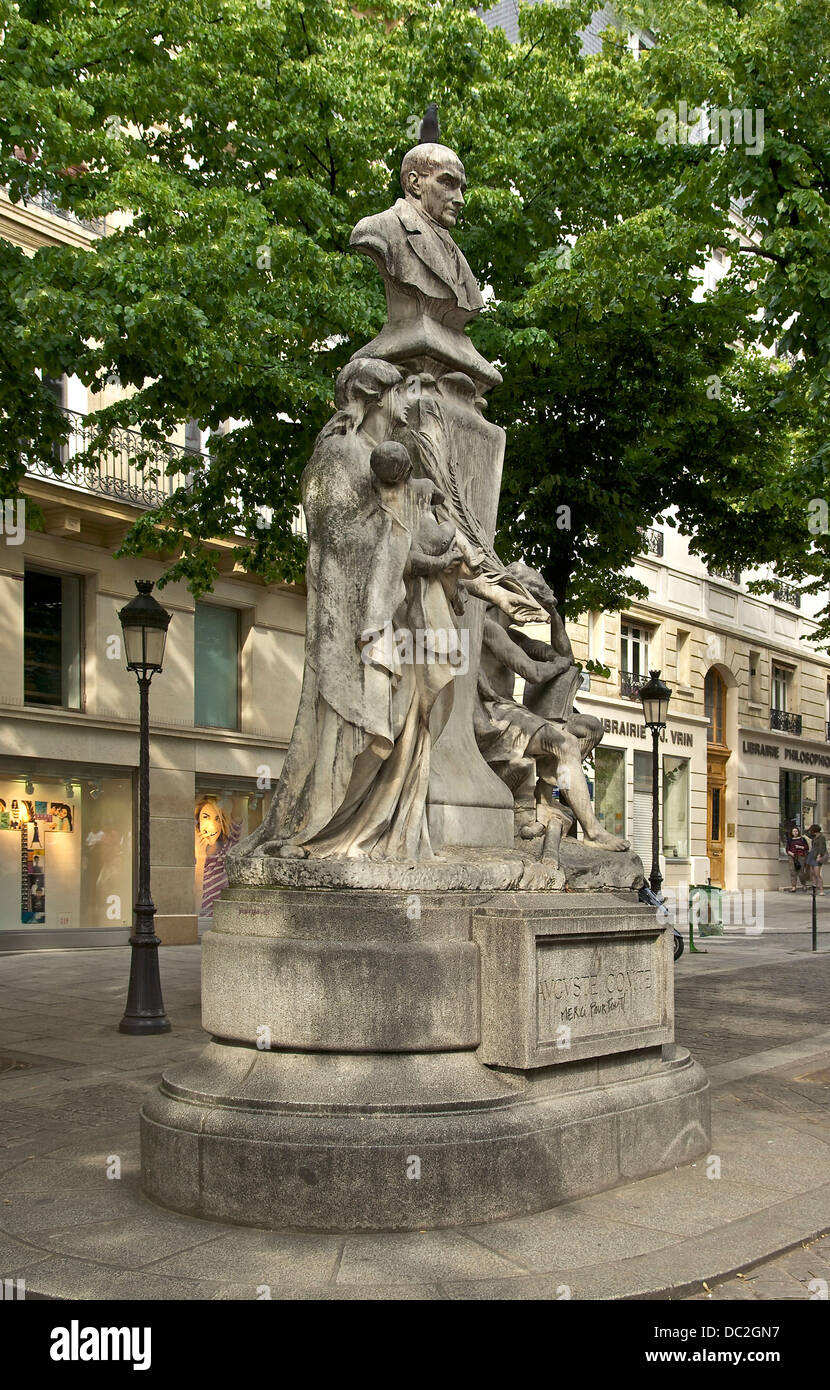 Denkmal für Auguste Comte, durch Jean-Antoine Injalbert, Place De La Sorbonne, Paris. Stockfoto