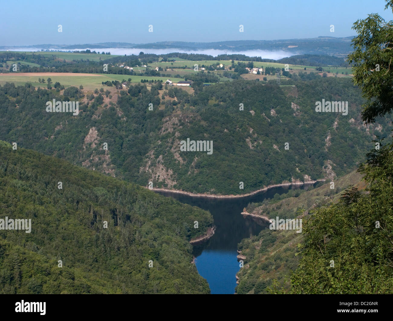 LAC DU BARRAGE DE LANAU LA TRUYERE MASSIF CENTRAL CANTAL AUVERGNE FRANKREICH Stockfoto