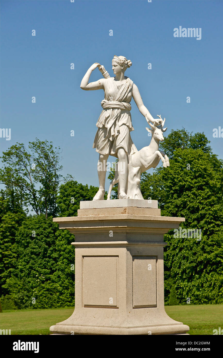 Eine der zahlreichen Kopien des Diana von Versailles, Park von der Burg von Champs-Sur-Marne, Seine-et-Marne. Stockfoto