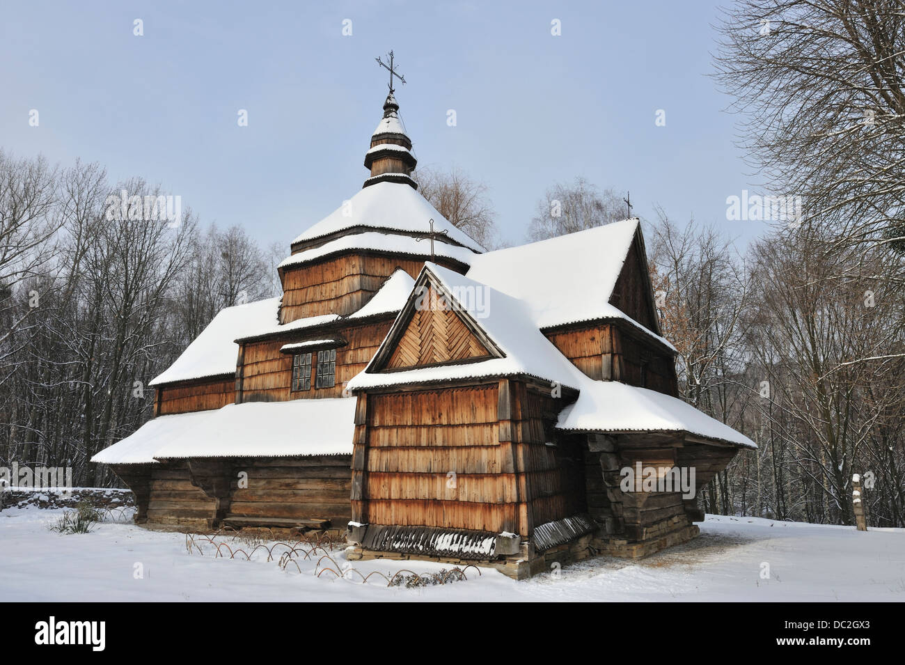 Traditionelle hölzerne Kirche im freien Museum der Volksarchitektur und Leben der Ukraine, Pirogowo, Ukraine Stockfoto