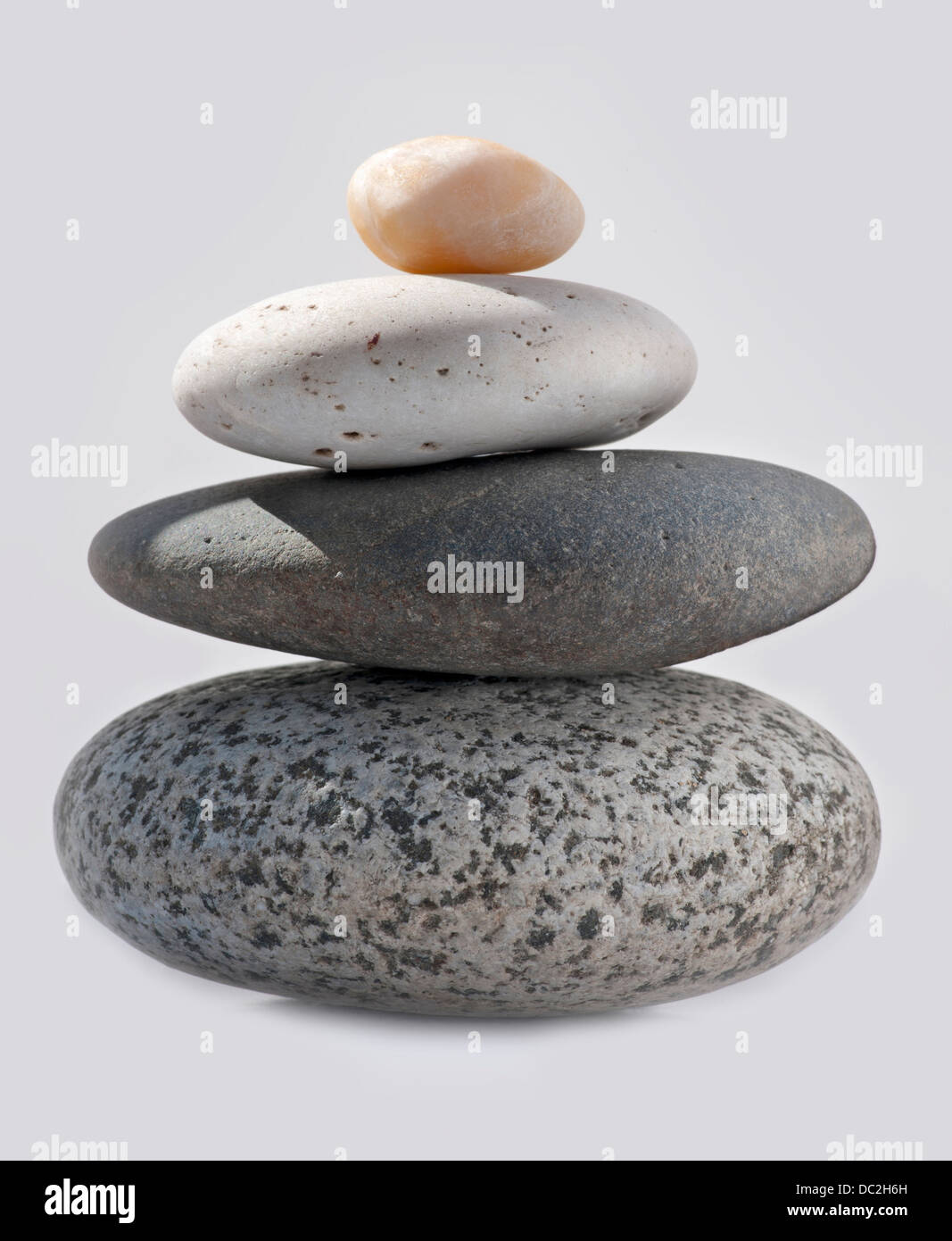 Stones - Haufen von Steinen isolierten auf weißen Hintergrund Stockfoto