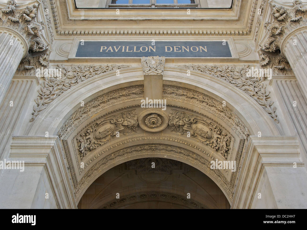 Sturz des Eintrags "Pavillon Denon" Louvre-Palast, Paris, Frankreich. Stockfoto