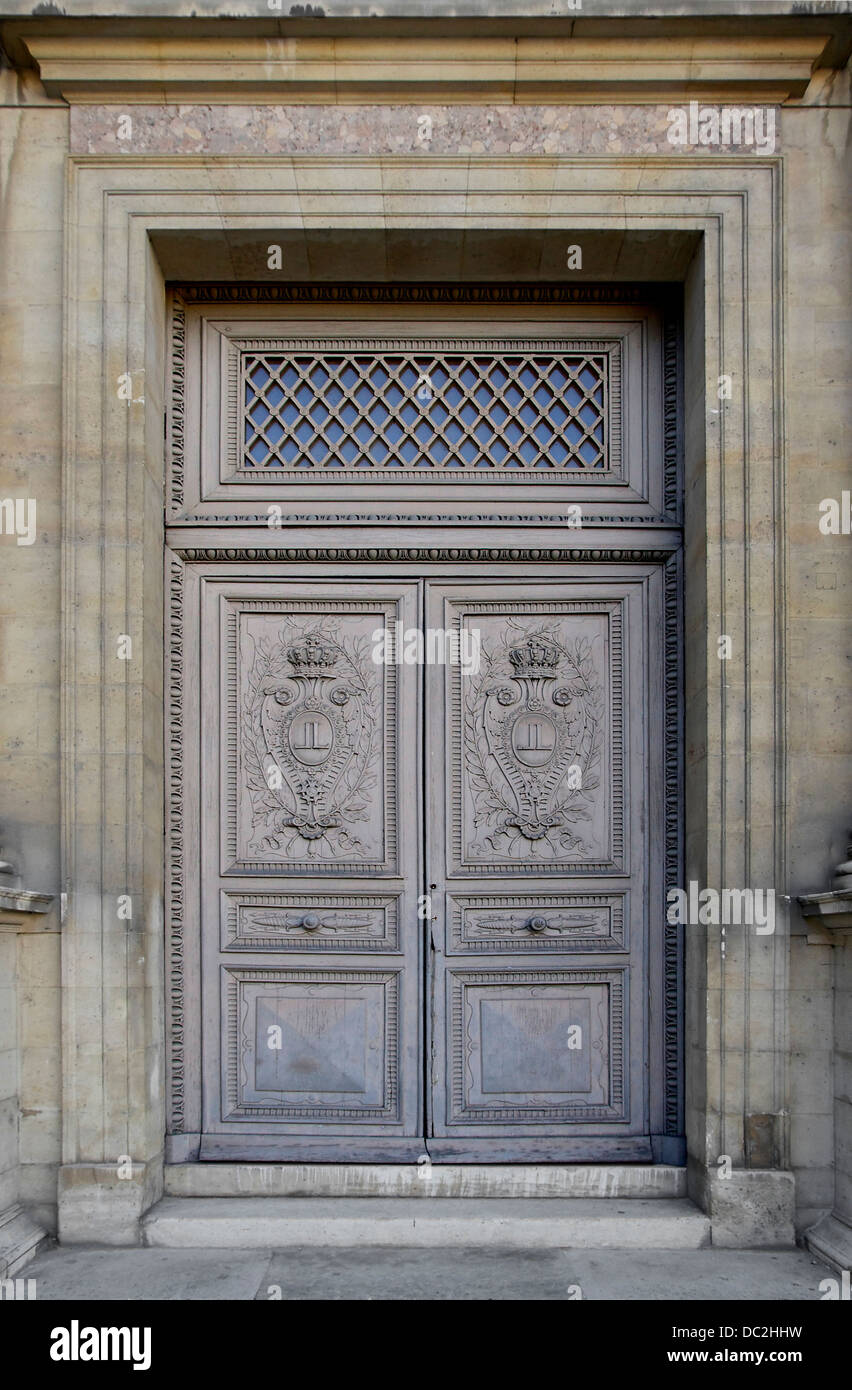 Eine Tür mit dem Monogramm von König Louis XVIII von Frankreich, "Cour Carrée" (Innenhof), Palast des Louvre, Paris, Frankreich. Stockfoto