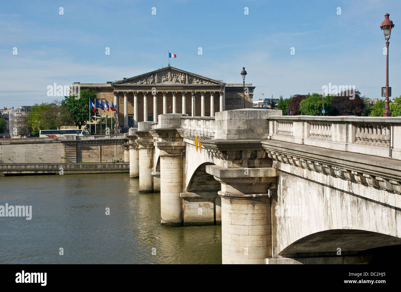 Pont De La Concorde und Palais-Bourbon (Nationalversammlung), Paris, Frankreich. Stockfoto