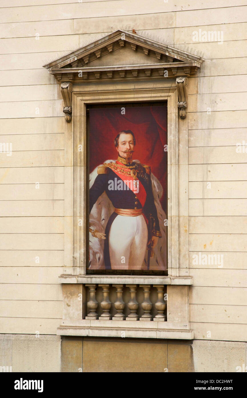 Ein Vorhang am Fenster der Musée De La Légion d ' Honneur in Paris. Es zeigt eine beschnittene Version des offiziellen Porträts von Napol Stockfoto