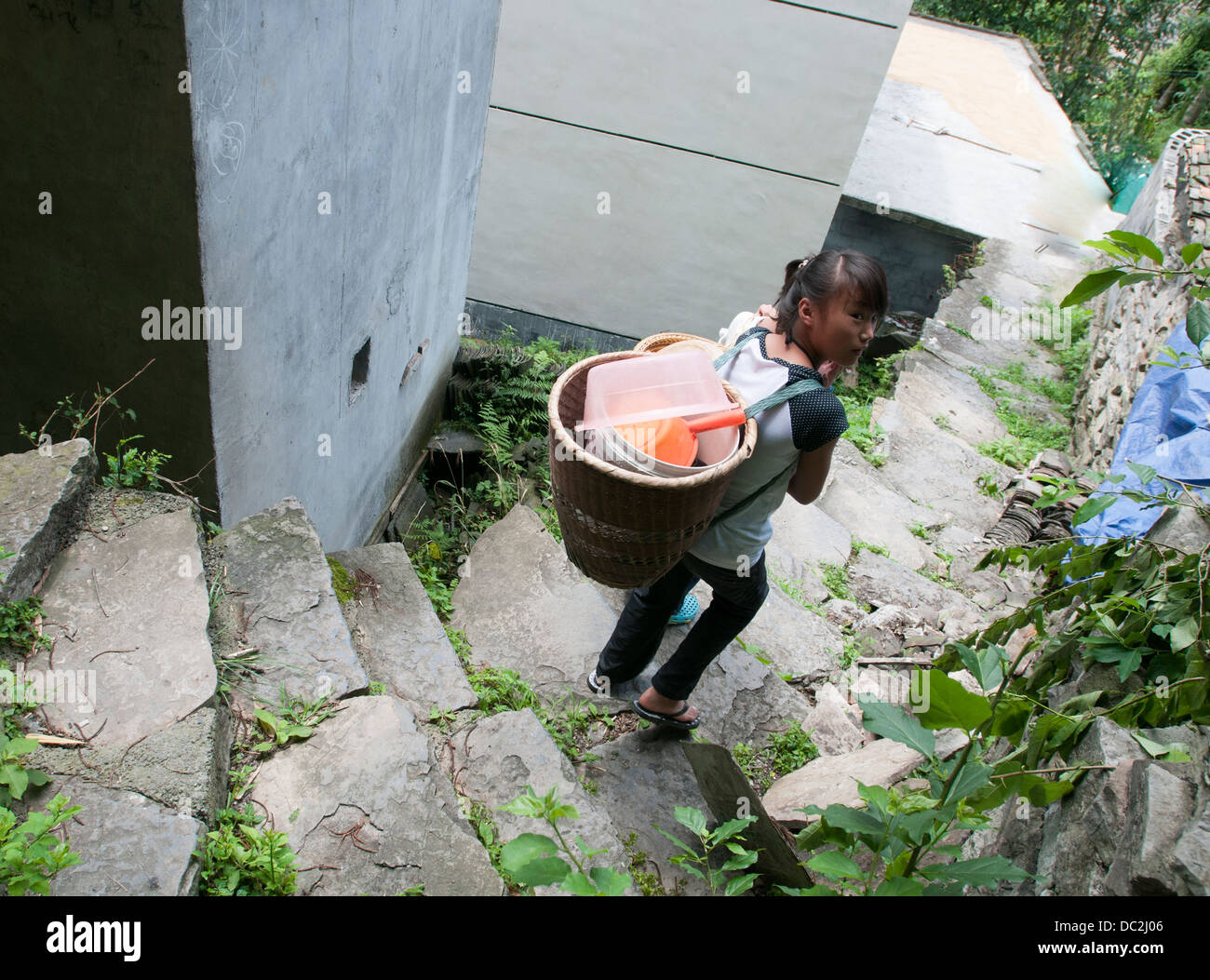 ein Miao-Mädchen und ihr Bambus-pannier Stockfoto