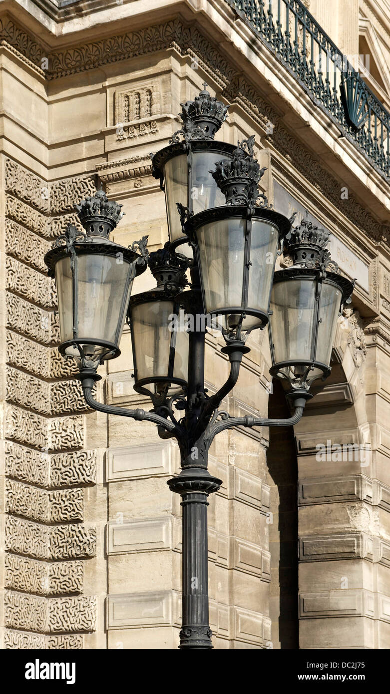 Eine Straßenlaterne im Stil Napoleon III, mit imperialen Kronen, in der Napoleon-Innenhof des Palastes des Louvre, Paris, Frankreich. Stockfoto