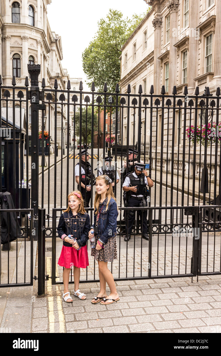 Touristen vor Nummer 10 Downing Street Sicherheitstor Stockfoto