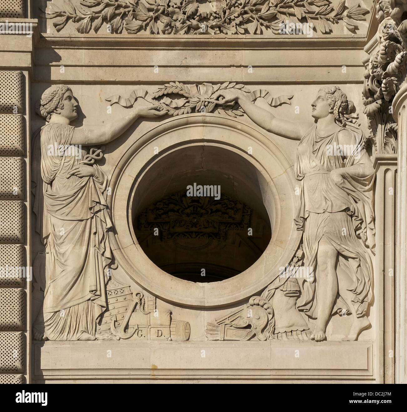 Oeil de Boeuf Fenster, Detail der Fassade des Palais du Louvre, Paris, Frankreich. Allegorien des Handels und des Friedens. Stockfoto