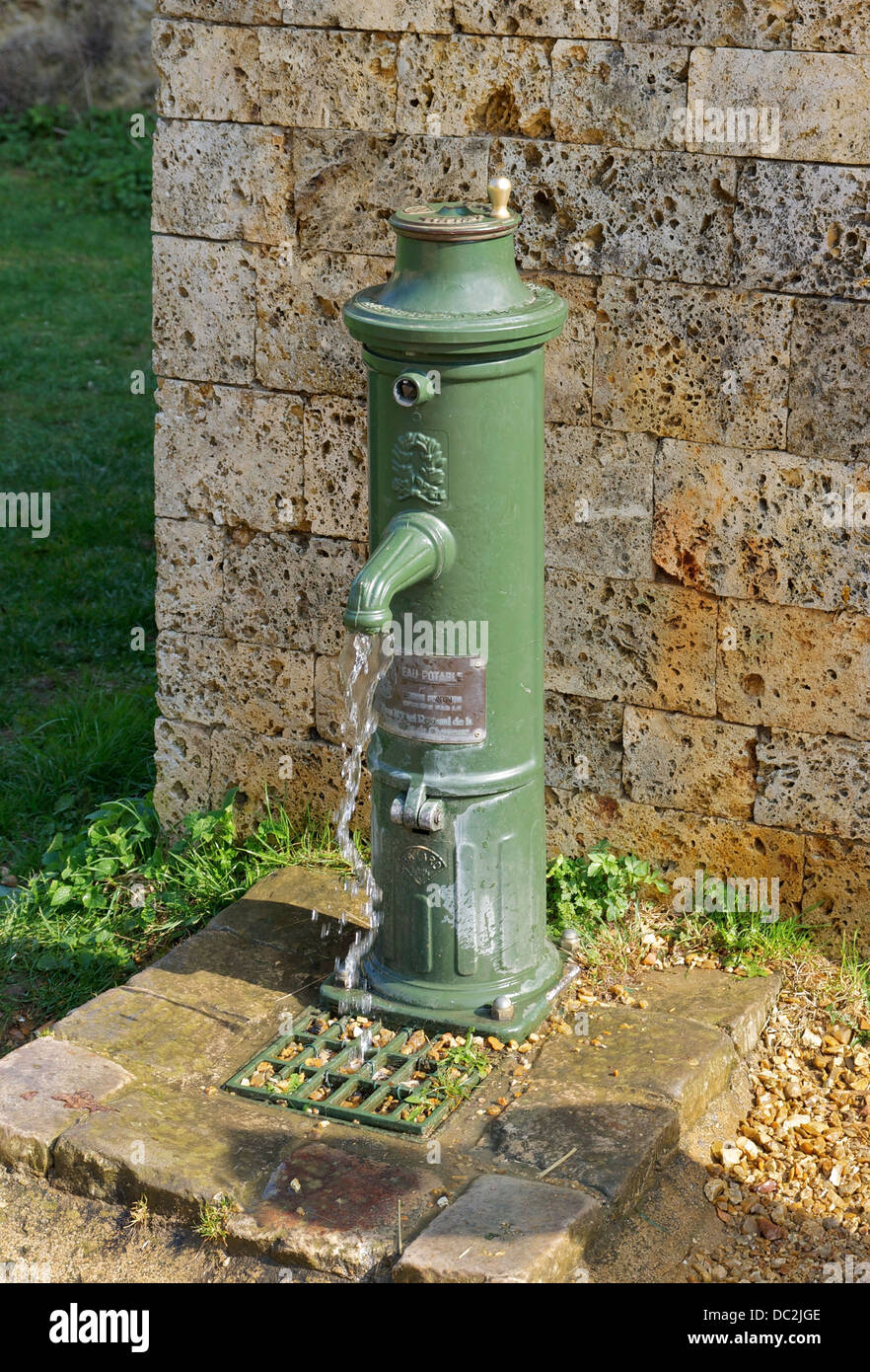 Eine öffentliche Brunnen "Bayard" mit einer Kurbel, arbeiten. Innenhof des Château De La Madeleine, Chevreuse, Yvelines, Frankreich. Stockfoto