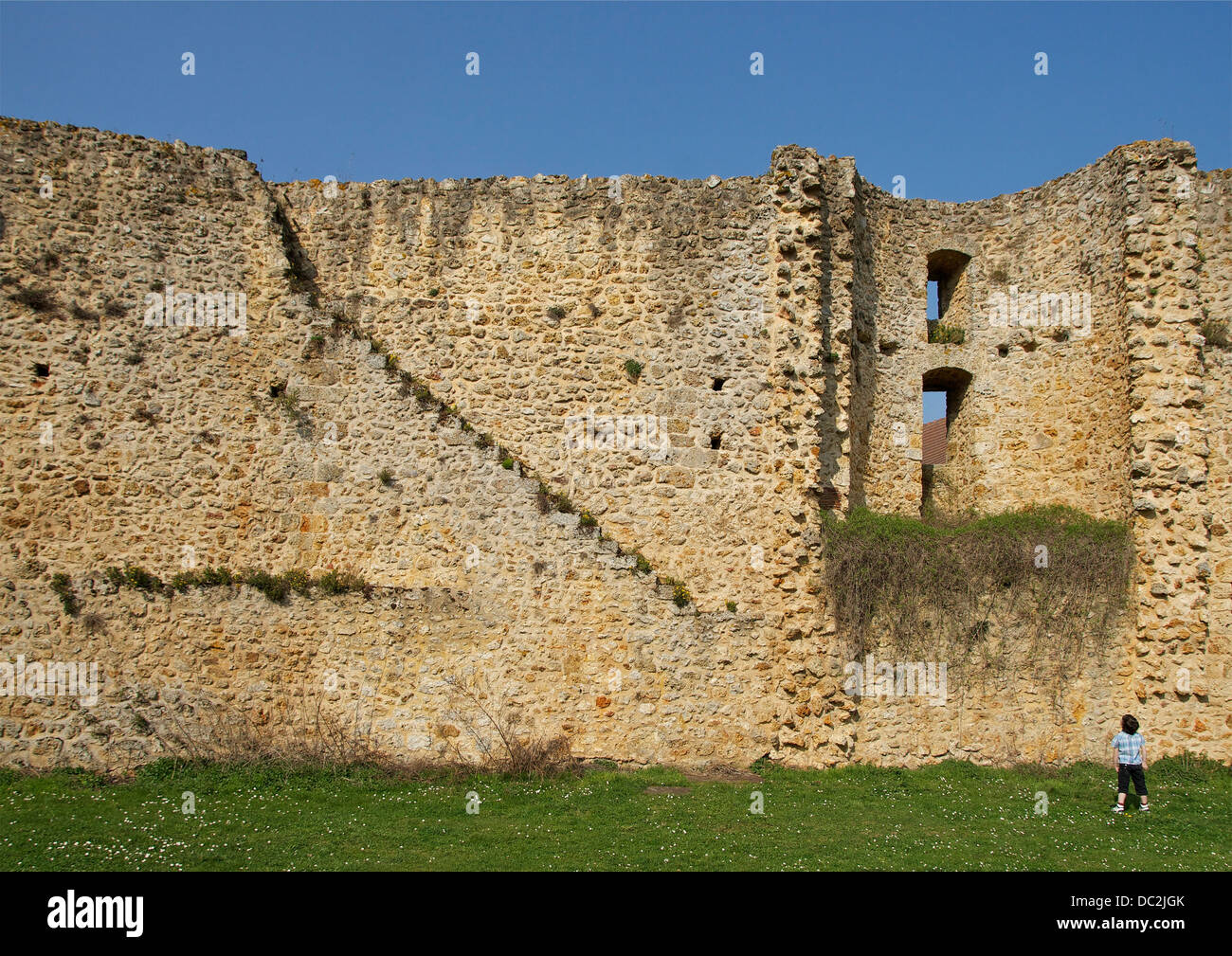 Ein Teil des zerstörten Mauern des Château De La Madeleine, mit Blick auf das Tal von Chevreuse, Yvelines, Frankreich. Stockfoto